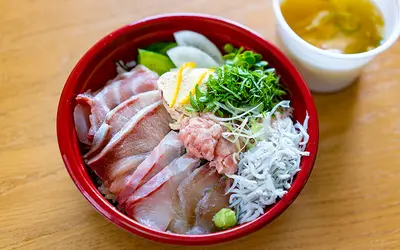 いさりび-漁火-｜テイクアウトで『高知直送！たっぷり海鮮丼』をいただく!!