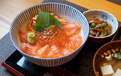秋の味覚【鮭とイクラの親子丼】を10/1より提供！『海鮮和食 なるき』