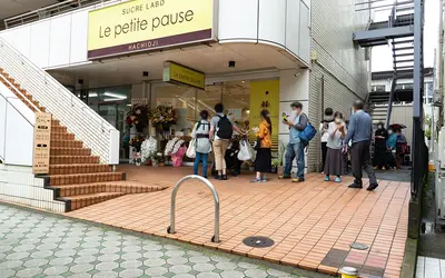 北野駅でいま話題！『ル プティット ポーズ』開店前に並んでケーキを購入!!