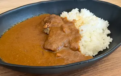 衝撃のうまさとお値段！ワンコインで食べられるカレーが凄すぎた『幌馬車 樹樹』