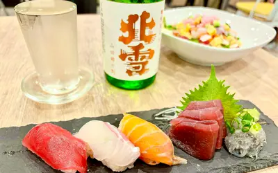 『MACHI-HUG』で味わう米どころ新潟の幸！こぼれ酒と新鮮ネタに感動の『泉龍』
