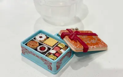 『アトリエうかい』のクッキー缶がガシャポンに！優雅なミニチュアをぜひお手元に