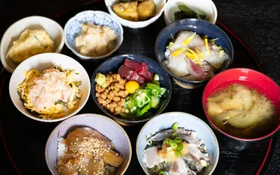 【編集部の日常】「赤字では？」と思わせる海鮮丼の数々！『酒菜』のランチが本気すぎた