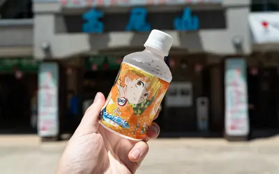 【話題】『鬼滅の刃』ラッピング自販機が高尾山口に登場！炭治郎・善逸・伊之助が駆ける！