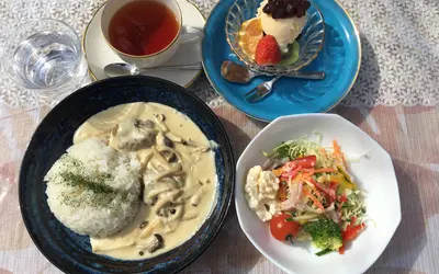 “時間を忘れる庭カフェ”へようこそ。元八王子の隠れ家『海の搭』で癒しのランチを