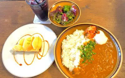 子連れランチに最適◎上柚木の人気カフェで楽しむ本格カレーと華やかスイーツ