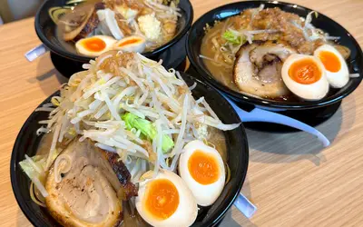 【編集部の日常】三崎町にド迫力の二郎系が爆誕！『達磨次郎』で豚骨ガツ盛り体験