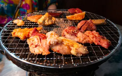 炭火のにおいまとってる？煙に包まれる昭和レトロな焼肉ランチ【編集部の日常】
