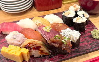【編集部の日常】日本酒イベント参加店！立ち食い寿司『四十五寿司』のランチ行ってみた！