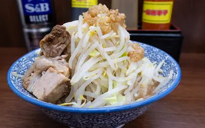 リニューアルした『ラーメン田田』へ！コール不要で初めてでも楽しめる二郎系の一杯