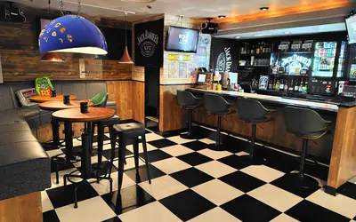 アメリカンなフード満載！真夜中のホットドッグはいかが？横山町に誕生『外山基地（トヤマベース）』