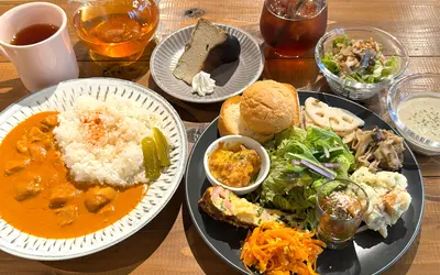 野菜18品目が一皿に入った“デリランチ”登場！大人も子どももくつろげる『MANNAKA Cafe & Bistro』