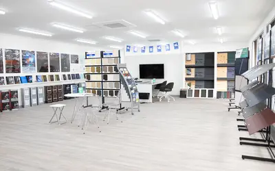 外壁塗装のイメージが変わる！『鈴吉ペイント』の新ショールーム潜入レポ＆失敗しないリフォームの極意