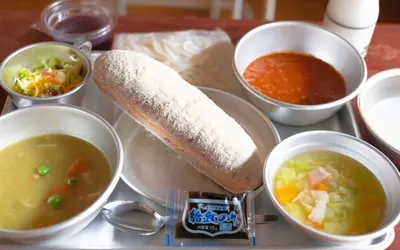 懐かしの給食が食べられる！“まずい脱脂粉乳”も完全再現！映画『おいしい給食』コラボカフェ期間限定OPEN