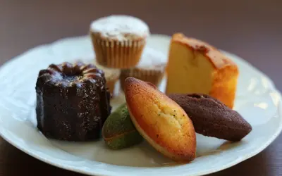 西八で“世界初の茶葉”体験。特別なお茶とごほうび菓子がそろう新店