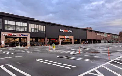 この広い駐車場で何が始まる？鑓水のスーパービバホームで新年イベント開催