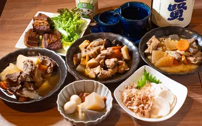 アットホーム空間で沁みる夜を。長渕剛愛と家庭的な煮物が迎えてくれる『旅人酒場 とんぼ』