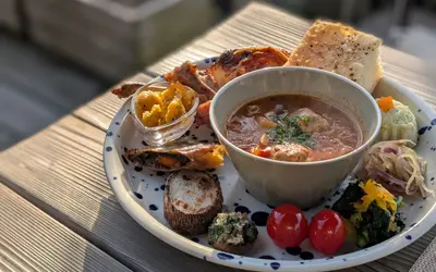 月4回だけのご褒美時間。旬野菜のプレートランチが味わえる隠れ家カフェ