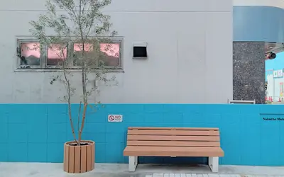 誰かに話したくなるかも…。駅前銀座通りで目に入る、あのベンチの話