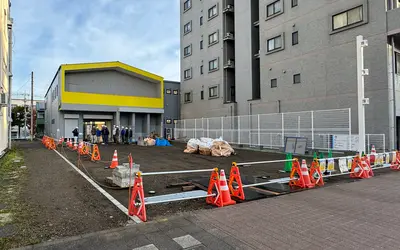 通るたび気になっていた…甲州街道・レクサス前、黄色い建物の正体とは？