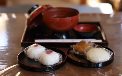 1日1万個売れた『高尾まんじゅう』の老舗・『有喜堂』で、あったかおしるこ