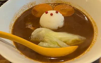 八王子の路地裏に潜む、4席だけの秘密基地。濃厚ビーフの旨味に溺れる一杯