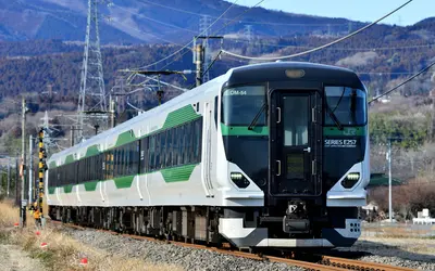 普段は走らない線路を行く。読者向け貸切列車の旅