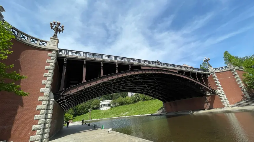 実は昔四ツ谷にあった！？長池公園に架かる美しい橋『長池見附橋』