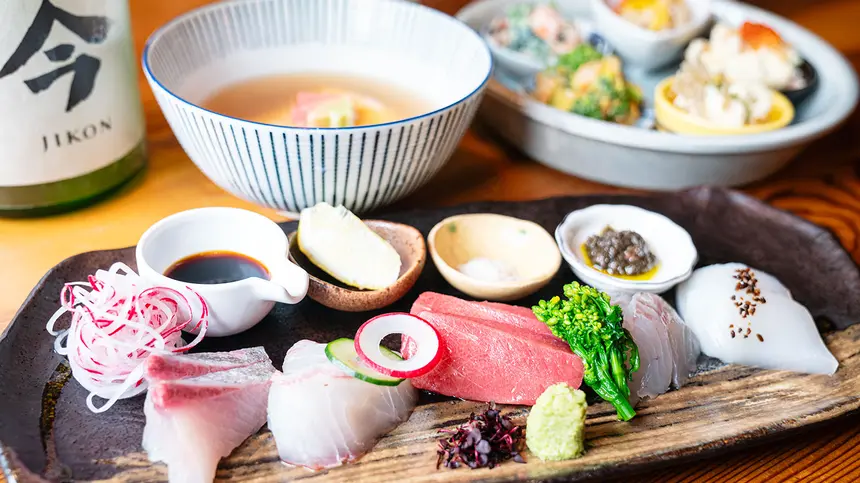 季節感溢れる海鮮料理と豊富な日本酒で贅沢なひとときを。八王子の隠れ家『なるき』