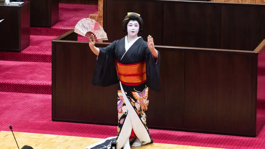 八王子市議会をもっと身近に！『議場コンサート』議会で魅せた日本舞踊
