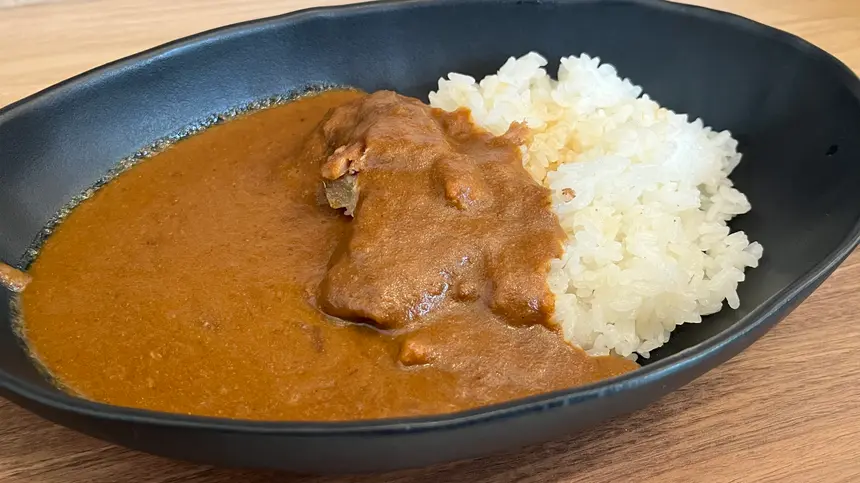 衝撃のうまさとお値段！ワンコインで食べられるカレーが凄すぎた『幌馬車 樹樹』