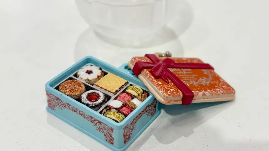 『アトリエうかい』のクッキー缶がガシャポンに!優雅なミニチュアをぜひお手元に