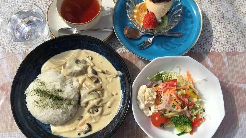 “時間を忘れる庭カフェ”へようこそ。元八王子の隠れ家『海の搭』で癒しのランチを