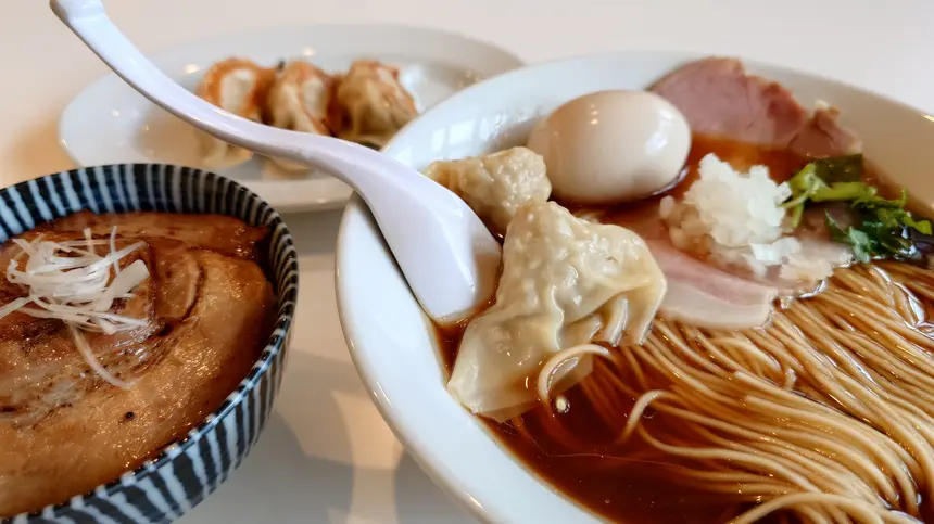 鰻のパワーで夏の疲れを癒す。小宮町『一六食堂』の栄養満点中華そば