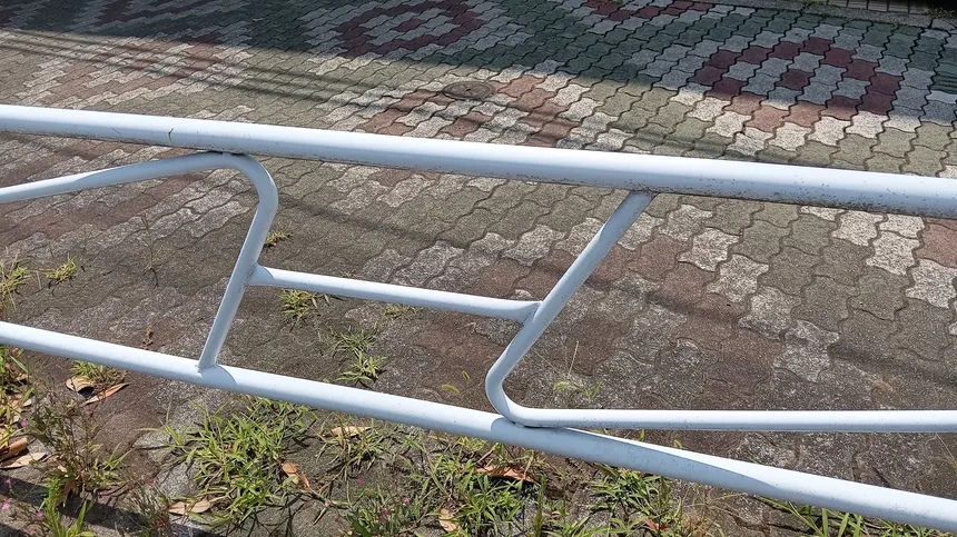 道に隠れたメッセージ?八王子のガードレールと道路の秘密