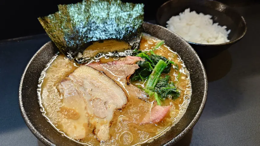 【オープン記念500円】ガツンと来る店内炊き上げ濃厚豚骨!話題の家系ラーメン誕生