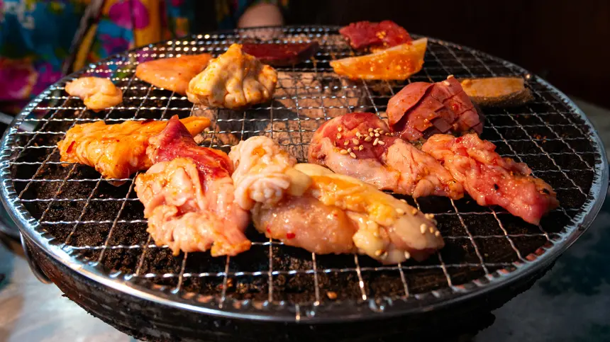炭火のにおいまとってる?煙に包まれる昭和レトロな焼肉ランチ【編集部の日常】