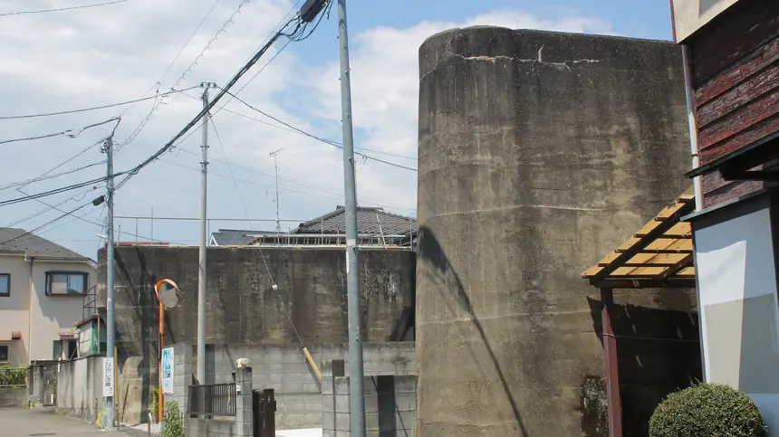 ナニコレ珍百景in八王子|長房町 庭に巨大なコンクリートの塊!