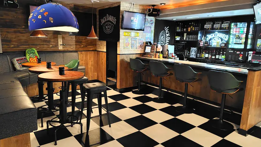 アメリカンなフード満載！真夜中のホットドッグはいかが？横山町に誕生『外山基地（トヤマベース）』