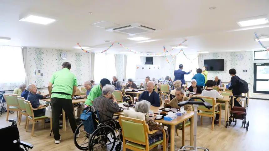 スシローの味を高齢者施設でも｜『アンジェス八王子』で月に一度のお楽しみ
