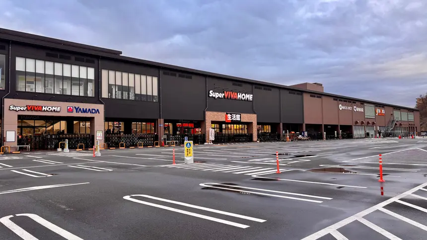 この広い駐車場で何が始まる？鑓水のスーパービバホームで新年イベント開催