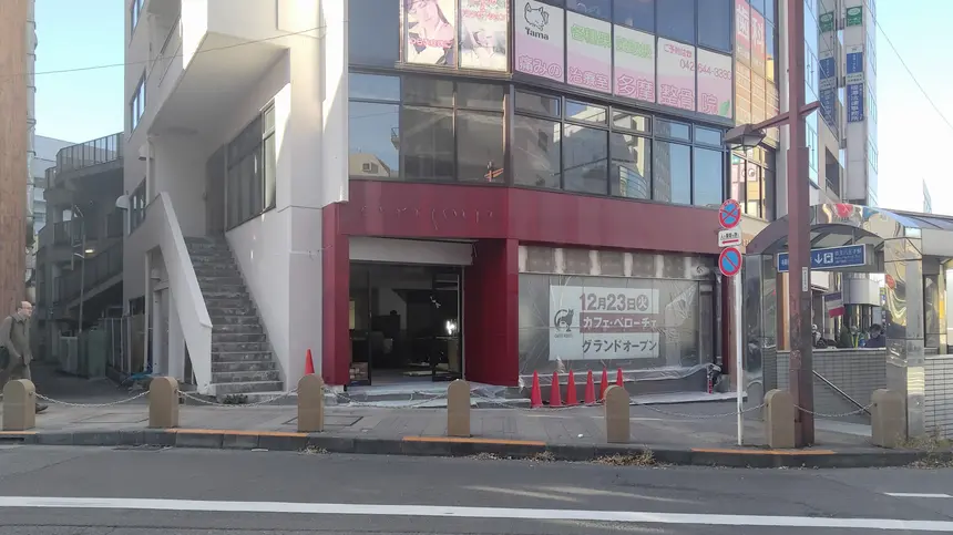 京八駅前ビルに新たな動き！？空きビルにカフェがオープン