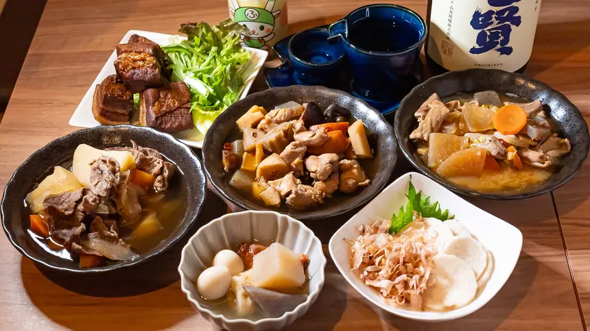 アットホーム空間で沁みる夜を。長渕剛愛と家庭的な煮物が迎えてくれる『旅人酒場 とんぼ』