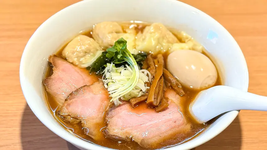 魚介×鶏×豚が織りなす奥深い旨み。八王子大横町で味わう淡麗系の上品な一杯