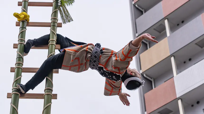 街なかに立つ7.2mのはしご。八王子の新春恒例「はしご乗り」を見てきた