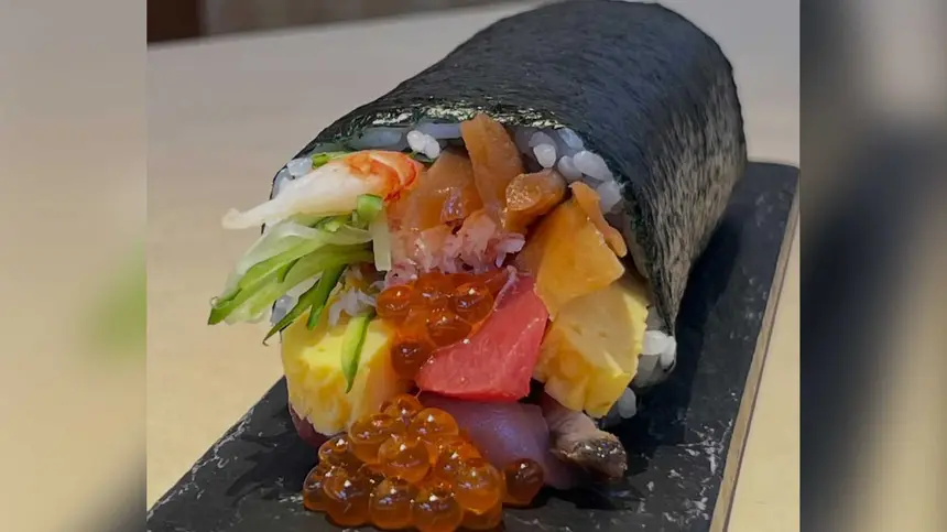 恵方巻きの予定、もう決めた？断面ぎっしり、11種の具材がこぼれ落ちる限定の1本