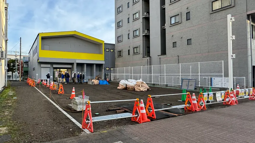 通るたび気になっていた！甲州街道・レクサス前、黄色い建物の正体とは？