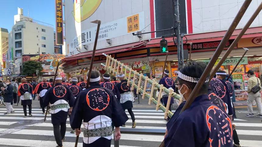新春の八王子を締めくくる。1/7ユーロードで伝統のはしご乗り＆芸者の舞