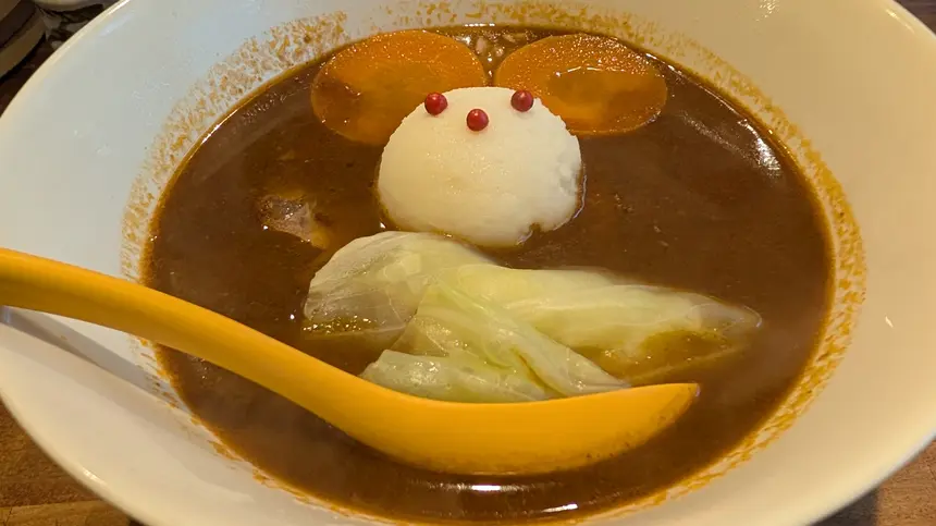 八王子の路地裏に潜む、4席だけの秘密基地。濃厚ビーフの旨味に溺れる一杯