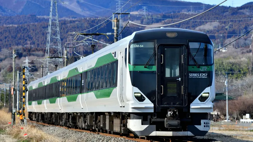普段は走らない線路を行く。読者向け貸切列車の旅